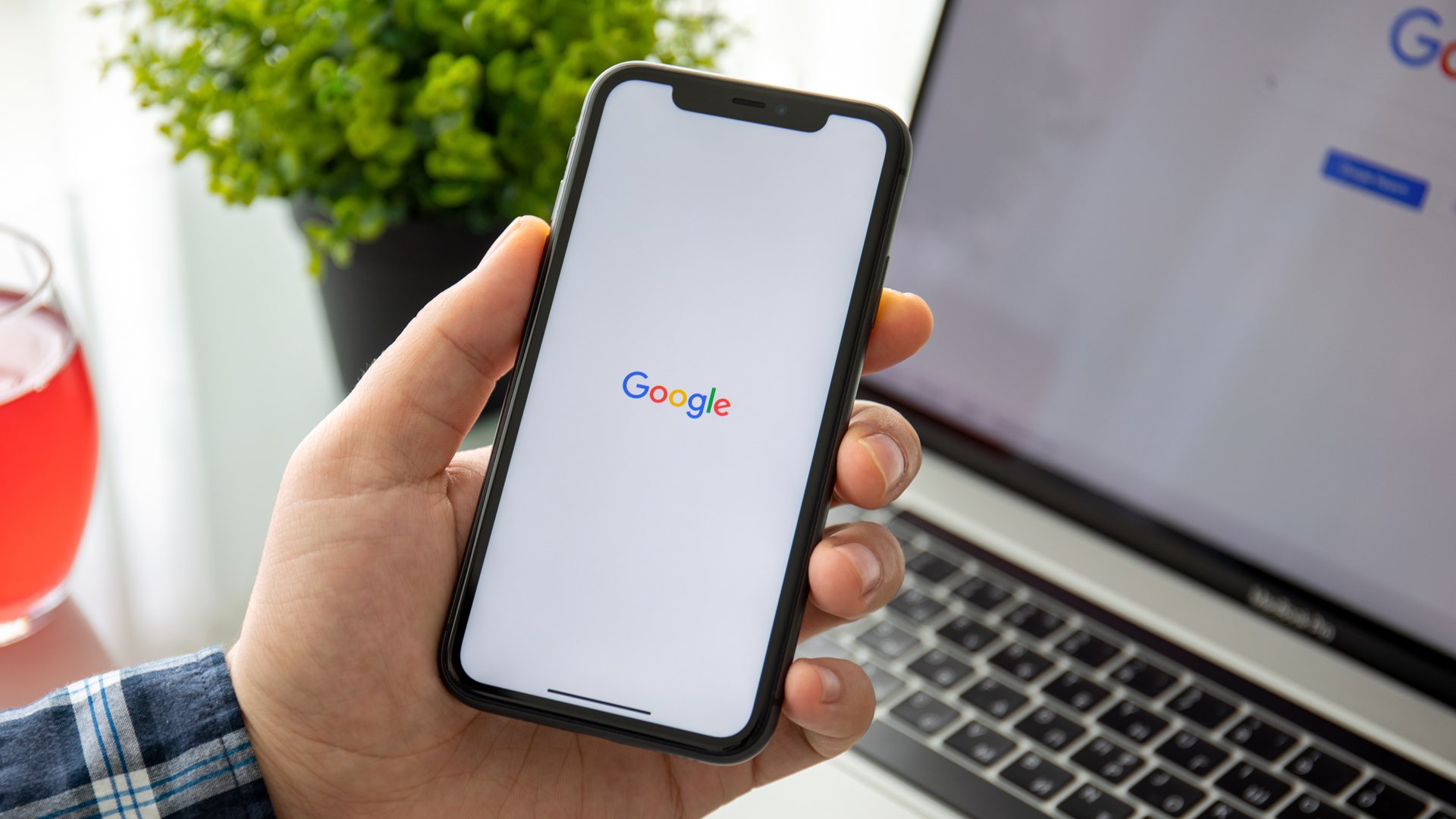 Foto van een iPhone met daarop de website van Google - ter illustratie bij de blog van Geerhard Bolte van Uitgeverij Haystack